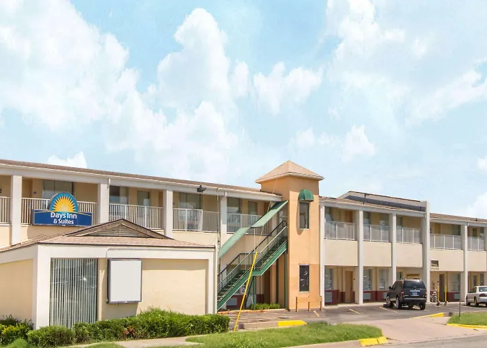 Motel: Days Inn & Suites By Wyndham Wichita East