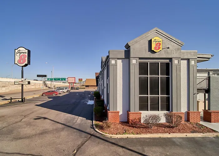 Super 8 By Wyndham Airport West Kellogg