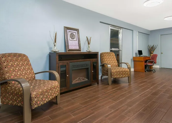 Motel: Days Inn & Suites By Wyndham Wichita East